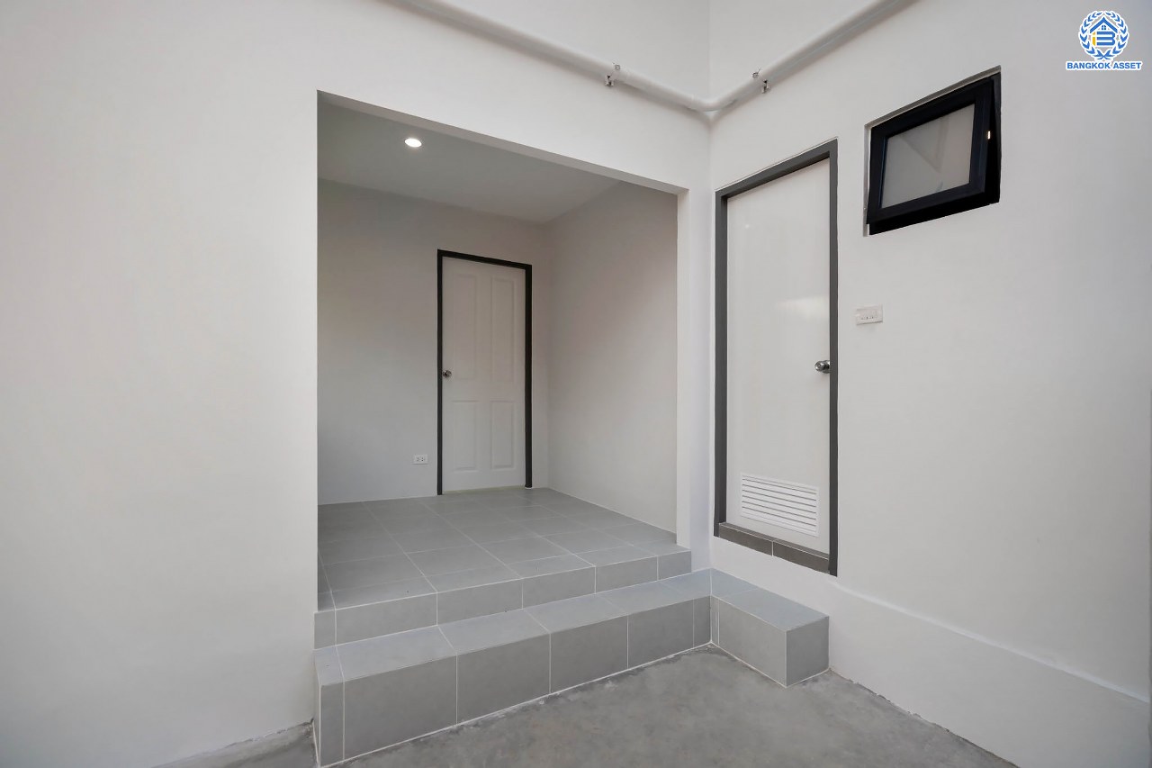 บ้านมือสองตกแต่งใหม่ ดีไซน์สวย โครงการ ลาดพร้าว130 ลาดพร้าว หลังใหญ่ถึง 154 ตร.ว. ฟังก์ชัน 4 ห้องนอน 5 ห้องน้ำ 1 ห้องแม่บ้าน จอดรถได้ 2 คัน พื้นที่ใช้สอยกว่า 589 ตร.ม. รองรับทุกกิจกรรม บนทำเลเชื่อมต่อหลายเส้นทาง อาทิ ถนนรัชดาภิเษก, ถนนเสรีไทย, ถนนรามคำแหง ใกล้จุดขึ้นทางด่วน "ฉลองรัช" ใกล้รถไฟฟ้าสายสีเหลือง "สถานีลาดพร้าว101" และรถไฟฟ้าสายสีส้ม "หัวหมาก"